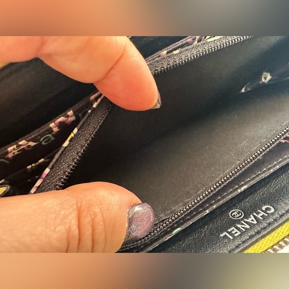 Chanel Pre-loved Diamond-Quilted Wallet in yellow lambskin leather - Picture 9 of 13